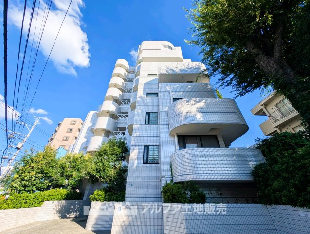 ロイヤル多摩蘭坂ハイツの外観|外観は落ち着いています