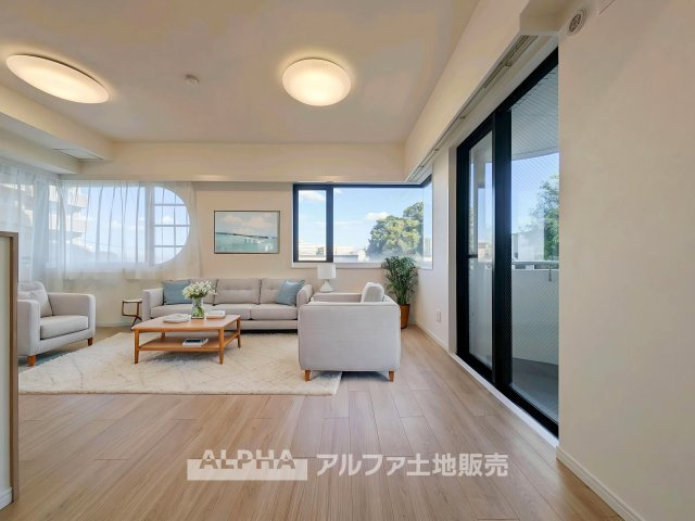 ロイヤル多摩蘭坂ハイツの居間・リビング|おしゃれなリビングです
※家具等はCGによるイメージです。家具小物は販売価格に含まれません。