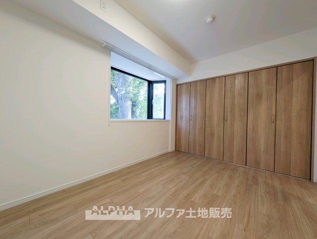 ロイヤル多摩蘭坂ハイツの洋室|落ち着いた色調の洋室です