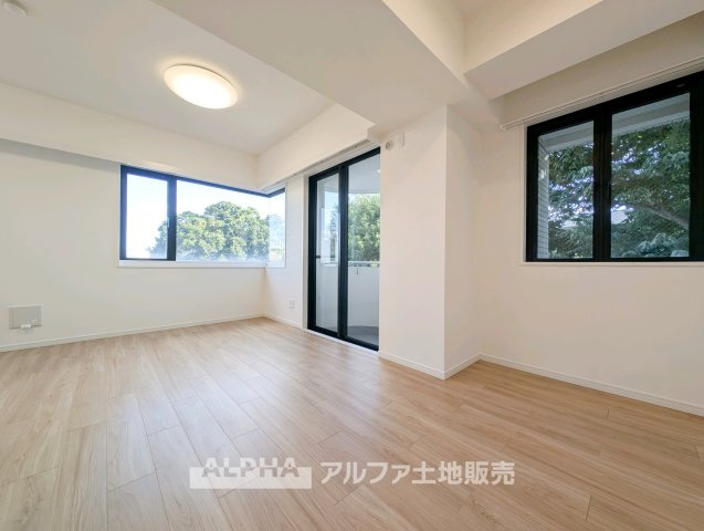ロイヤル多摩蘭坂ハイツの居間・リビング|こちらのリビングで趣味の時間をお楽しみください