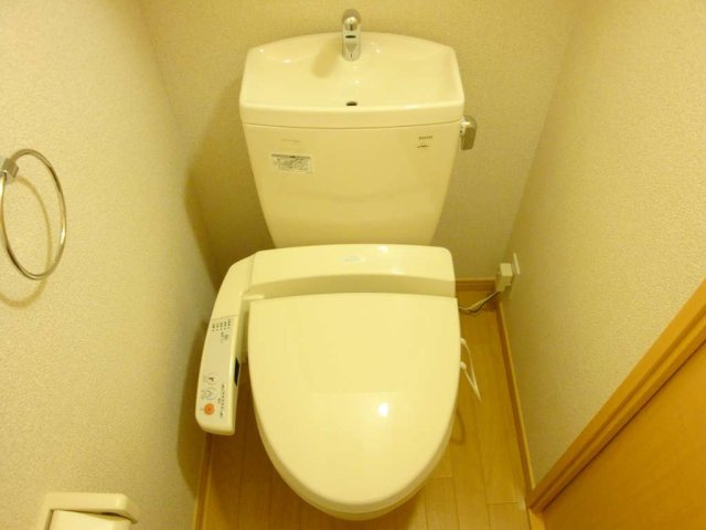 レオパレスラバーズスクレートⅡのその他|温水洗浄便座付き。上には棚があります。