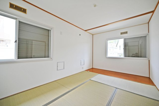 箕面市新稲6丁目中古一戸建て│3LDK+駐車2台可の和室|和室約6帖
畳の香りとやわらかな感触に包まれ、ほっとできる空間です。