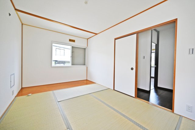 箕面市新稲6丁目中古一戸建て│3LDK+駐車2台可の和室|ちょっとした休憩時の癒しの空間としてはもちろん、客間やお子様のお昼寝スペースとしても活用できます。