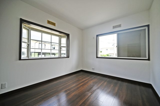 箕面市新稲6丁目中古一戸建て│3LDK+駐車2台可の寝室|洋室約6帖
ベッドや収納家具を配置してもゆとりがあり、快適にお使いいただける居室です。