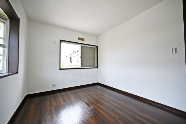 箕面市新稲6丁目中古一戸建て│3LDK+駐車2台可の寝室|2面採光・通風の窓配置で、風が心地よく抜けるお部屋です。