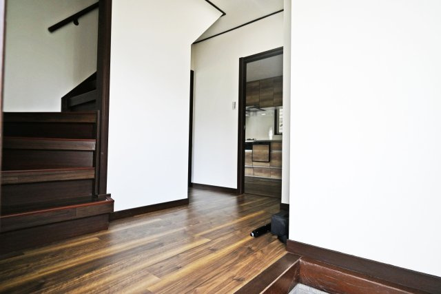 箕面市新稲6丁目中古一戸建て│3LDK+駐車2台可の玄関|現地、お気軽にご見学できます。