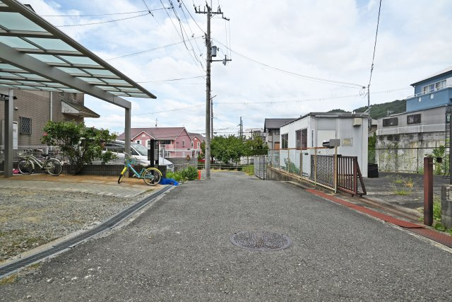 箕面市新稲6丁目中古一戸建て│3LDK+駐車2台可の周辺|落ち着いた雰囲気の住宅街に位置しており、静かで暮らしやすい住環境が魅力です。