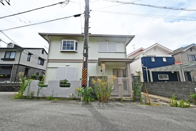 箕面市新稲6丁目中古一戸建て│3LDK+駐車2台可の外観|北東角地に位置し、隣接する建物からの圧迫感が少ない開放的な住まいです。明るく伸びやかな空間で、快適な暮らしを楽しめます。