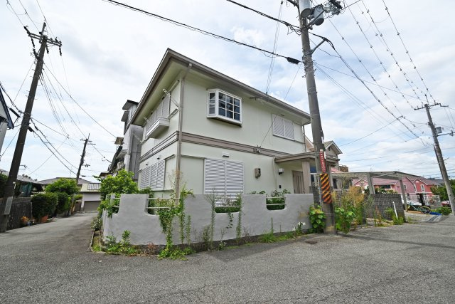 箕面市新稲6丁目中古一戸建て│3LDK+駐車2台可の外観|ご不明な税金・諸費用についても丁寧にサポートいたします。現地見学で、住まいのイメージやご希望をぜひお聞かせください。