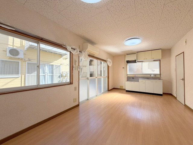 広島市西区草津新町１丁目のアパートの居間・リビング