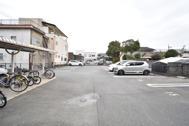 サウスヒルズの駐車場|車をお持ちの方に嬉しい駐車場付きの物件です
