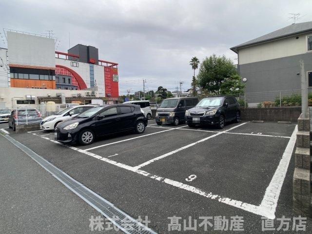 中間市中央５丁目のアパートの駐車場