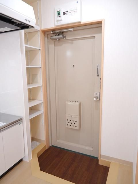 東興ビルの玄関