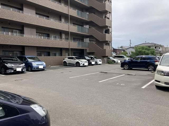 平面駐車場もございます♪小学校・中学校が徒歩約５分で、子育て世代にも嬉しい立地です♪