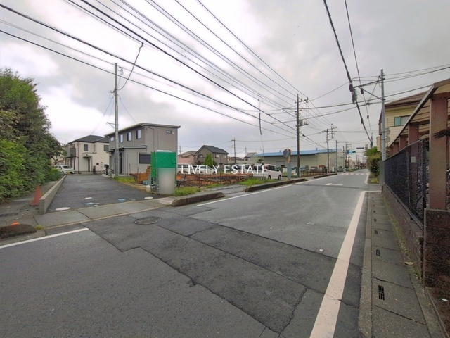 草加市八幡町 新築分譲住宅の前面道路含む現地写真