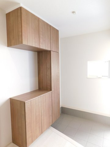 あま市甚目寺沖田の新築一戸建の玄関|◇玄関◇　　収納たっぷりシューズＢＯＸ完備♪