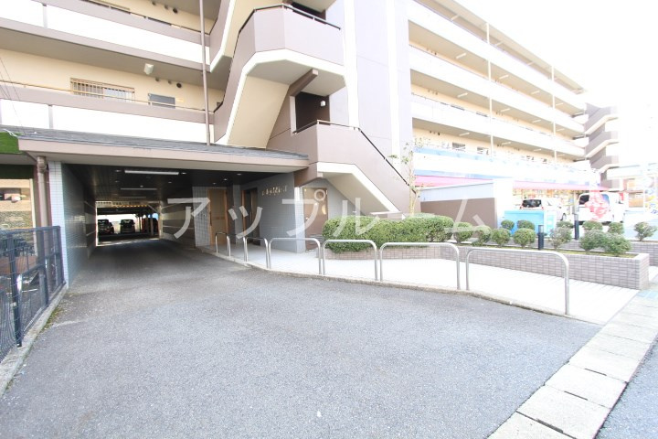 ベルニシキN棟の駐車場