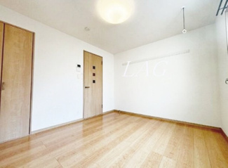 【居間・リビング】 | アイリスコート | 洋室のお部屋です。