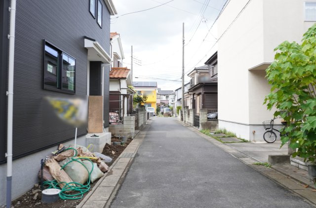 草加市苗塚町 新築分譲住宅の前面道路含む現地写真
