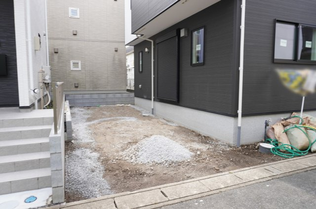 草加市苗塚町 新築分譲住宅の駐車場