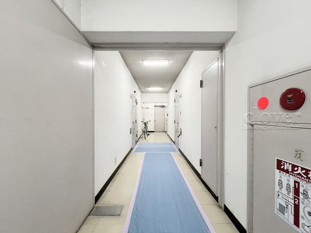 【その他共用部分】 | メトロ新高円寺マンション | 共用廊下です。ここもきれいに清掃されています。周囲のお部屋の様子も、ぜひ伺ってみてください。～即日のご見学可能～　お問合せはお気軽にどうぞ。
