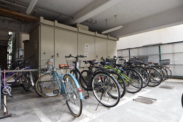 【駐輪場】 | メトロ新高円寺マンション | 自転車置き場。マンションの共用部にあたります。空きの有無や駐輪料金、各戸の台数制限などについては、改めてお問い合わせください。～即日のご見学可能～　お問合せはお気軽にどうぞ。
