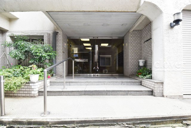 【エントランス】 | メトロ新高円寺マンション | お客様を、そして住人を出迎えてくれるマンションのエントランス。ゴミが落ちていないことからも、管理状態の良さや住民の節度の高さが見て取れます。～即日のご見学可能～　お問合せはお気軽にどうぞ。
