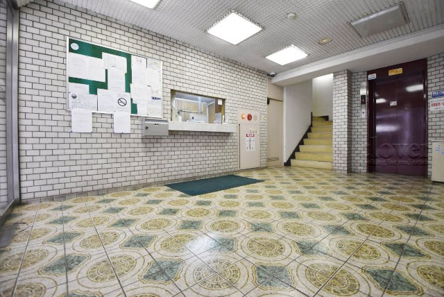 【ロビー】 | メトロ新高円寺マンション | 集合ポストなどを備えたエントランスホール。ここもマンションの顔となる部分であり、しっかりと清掃の行き届いたさまに安心感をおぼえます。～即日のご見学可能～　お問合せはお気軽にどうぞ。
