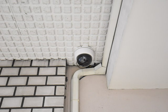 【防犯設備】 | メトロ新高円寺マンション | 建物や敷地の隅々に目を光らせる防犯カメラが設置されています。現地を見学される際には、カメラの存在やその台数にも意識を払ってみてください。～即日のご見学可能～　お問合せはお気軽にどうぞ。

