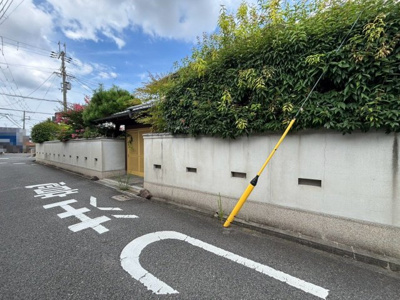 【前面道路含む現地写真】 | 上野芝町８丁　売土地　３区画 | 周辺にはスーパーや薬局など、商業施設がそろっていますよ！とても住みやすい環境です