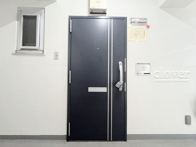 【その他共用部分】 | 方南町セントラルマンション | 皆様をお迎えする、お部屋の玄関ドア。開けやすさや開放角度、ドアノブの操作しやすさや鍵の形状などを、現地で一度ご確認ください。～即日のご見学可能～　お問合せはお気軽にどうぞ。
