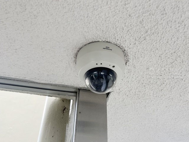 【防犯設備】 | 方南町セントラルマンション | 建物や敷地の隅々に目を光らせる防犯カメラが設置されています。現地を見学される際には、カメラの存在やその台数にも意識を払ってみてください。～即日のご見学可能～　お問合せはお気軽にどうぞ。