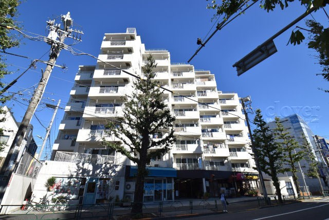 【外観】 | 方南町セントラルマンション | 青空によく映える建物です。手入れの行き届いた外壁やマンション正面エントランスなど、綺麗な姿をぜひ一度、現地にてご覧ください。～即日のご見学可能～　お問合せはお気軽にどうぞ。
