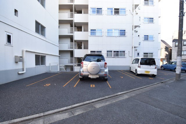 【駐車場】 | 方南町セントラルマンション | マンションの駐車場スペース。空きの有無や駐車料金、サイズ規定などについては、改めてお問い合わせください。～即日のご見学可能～　お問合せはお気軽にどうぞ。
