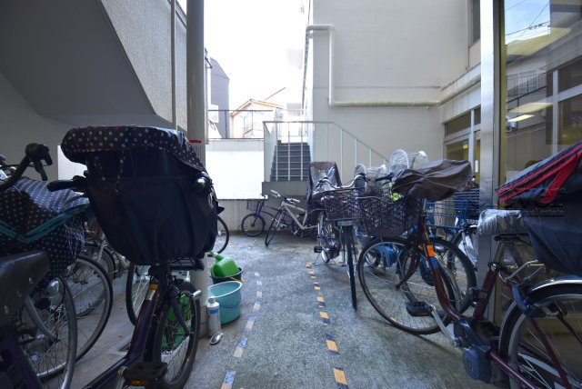 【駐輪場】 | 方南町セントラルマンション | 自転車置き場。マンションの共用部にあたります。空きの有無や駐輪料金、各戸の台数制限などについては、改めてお問い合わせください。～即日のご見学可能～　お問合せはお気軽にどうぞ。
