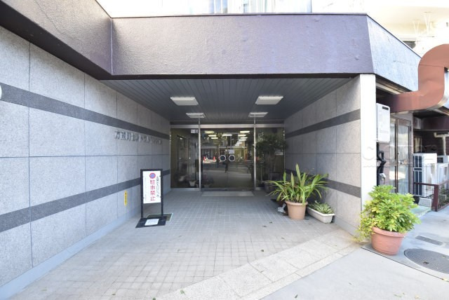 【エントランス】 | 方南町セントラルマンション | お客様を、そして住人を出迎えてくれるマンションのエントランス。ゴミが落ちていないことからも、管理状態の良さや住民の節度の高さが見て取れます。～即日のご見学可能～　お問合せはお気軽にどうぞ。