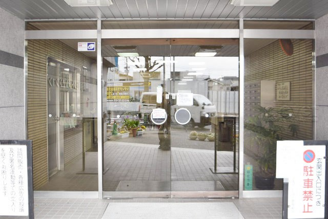 【エントランス】 | 方南町セントラルマンション | マンションの正面エントランス。出入りする人間を癒してくれるマンション入り口であり、その建物の「顔」でもあります。～即日のご見学可能～　お問合せはお気軽にどうぞ。