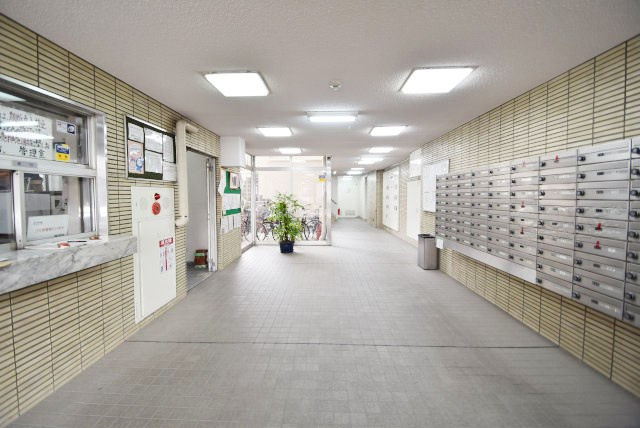 【ロビー】 | 方南町セントラルマンション | 集合ポストなどを備えたエントランスホール。ここもマンションの顔となる部分であり、しっかりと清掃の行き届いたさまに安心感をおぼえます。～即日のご見学可能～　お問合せはお気軽にどうぞ。
