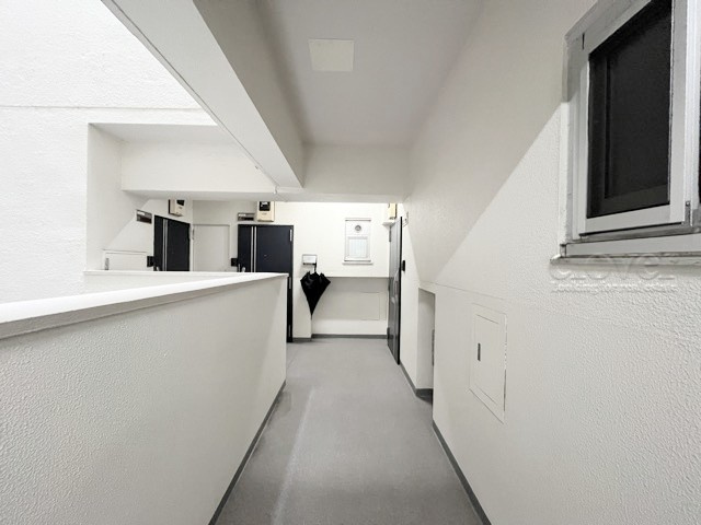 【その他共用部分】 | 方南町セントラルマンション | マンションの共用廊下です。きれいに清掃されています。周囲のお部屋の様子も、ぜひ伺ってみてください。～即日のご見学可能～　お問合せはお気軽にどうぞ。