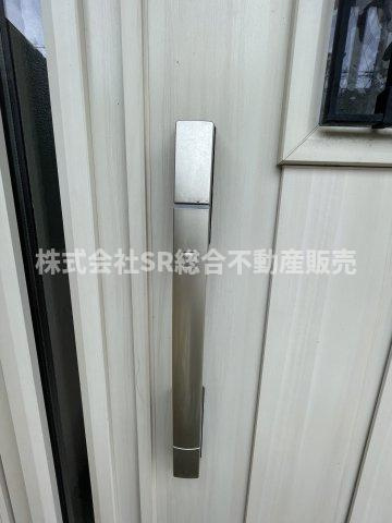 新町中古戸建の設備|玄関はタッチキー式なのでスムーズに鍵の開け閉めができます◎