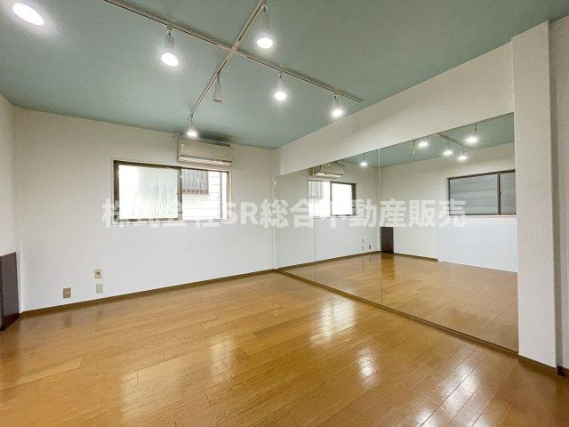 新町中古戸建の洋室|一面鏡のついた洋室です！（AIで残置物除去済）