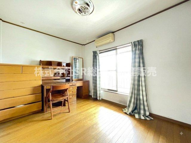 新町中古戸建の子供部屋|バルコニーに面した明るい洋室です！（AIで残置物除去済）
