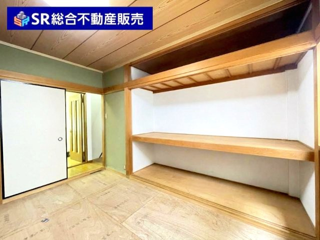 新町中古戸建の子供部屋|バルコニーに面した明るい洋室です！（AIで残置物除去済）