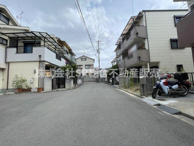 新町中古戸建の前面道路含む現地写真|当日予約も大歓迎です！土日祝、雨の日やお子様連れのお客様の送迎も可能ですのでお気になさらずお問合せ下さい。お仕事終わりのお時間にも柔軟に対応致しますのでお気軽にお申し付け下さいませ。