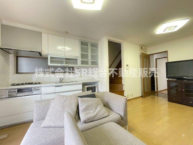 新町中古戸建の居間・リビング|ご家族と毎日顔を合わせられる造りでゆったりとお過ごしいただける空間です！（AIで残置物除去済）