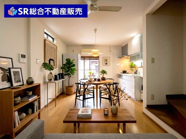 新町中古戸建の居間・リビング|ご家族と毎日顔を合わせられる造りでゆったりとお過ごしいただける空間です！（AIで残置物除去済）