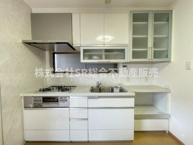新町中古戸建のキッチン|3口ガスシステムキッチンにはグリル付きでお料理快適です！（AIで残置物除去済）