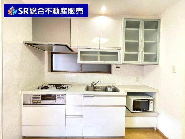 新町中古戸建のキッチン|3口ガスシステムキッチンにはグリル付きでお料理快適です！（AIで残置物除去済）