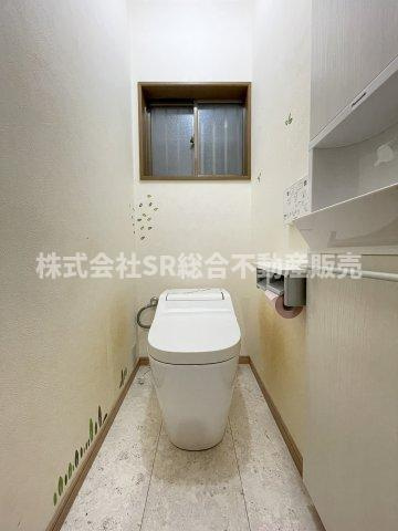 新町中古戸建のトイレ|タンクレスタイプ＆手洗い場付きと便利です！