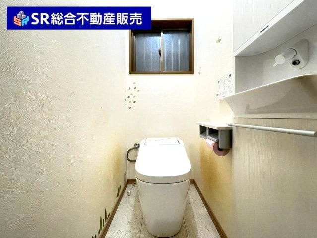 新町中古戸建のトイレ|タンクレスタイプ＆手洗い場付きと便利です！